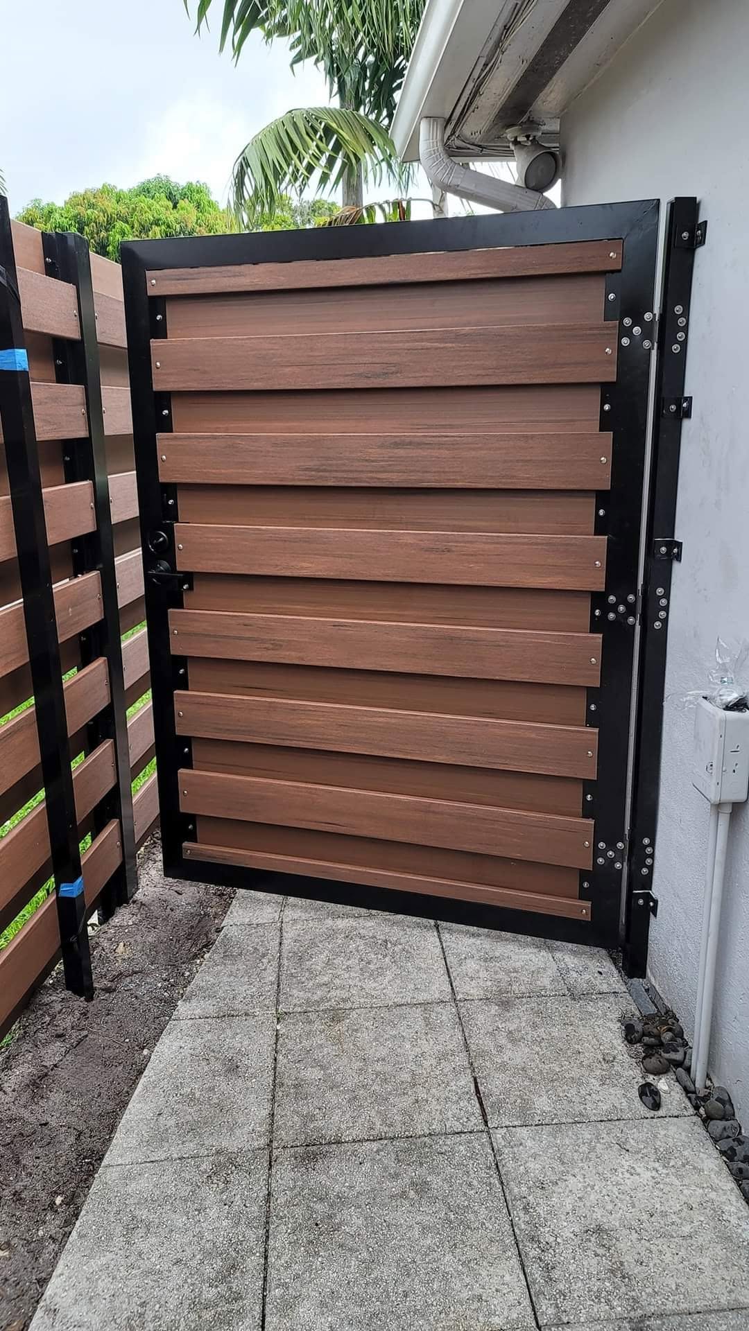 Cerca de Privacidad de Aluminio Imitación Madera — Vista 1